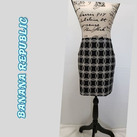 Banana Republic geometric print pencil skirt - Picture 2 of 4